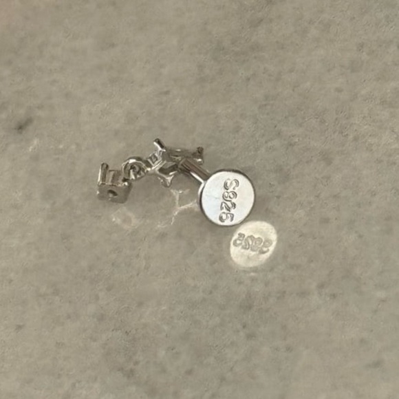 Sterling Silver Crystal Dangle Cartilage Earring
Brand New - Picture 3 of 4